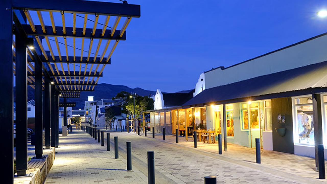 The LEDDUO accents the pergola and provides pathway lighting to High Street in Hermanus, Western Cape Province.