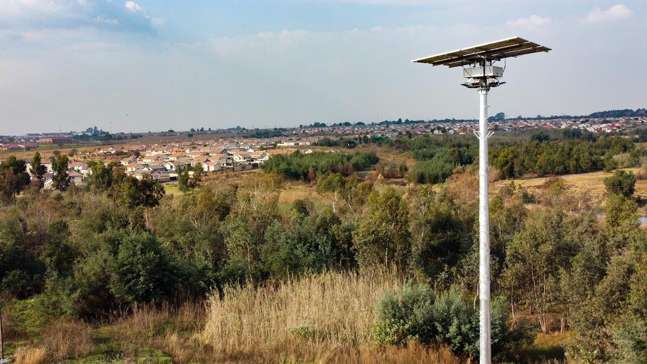 The SOLARFLOOD is the solar lighting highmast solution for all area applications.
